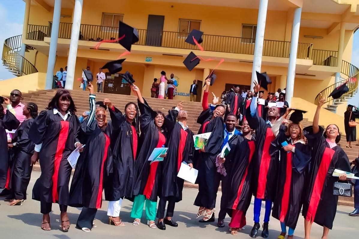Diplômés de l'Université d'Été célébrant leur réussite